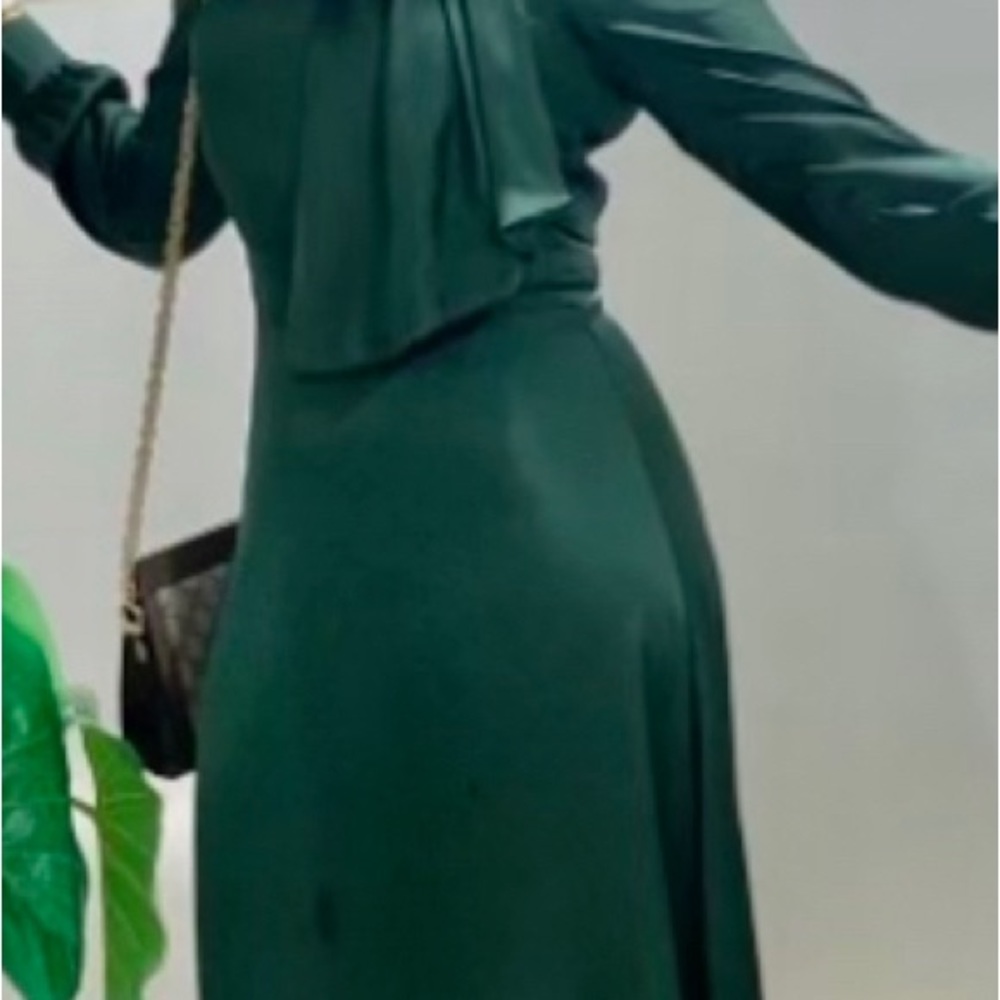 Great holiday or date night outfit. Shows the body in an elegant manner.